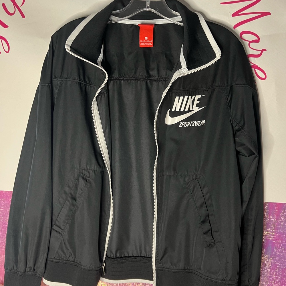 Nike Windbreaker… perfect condition no torns no holes